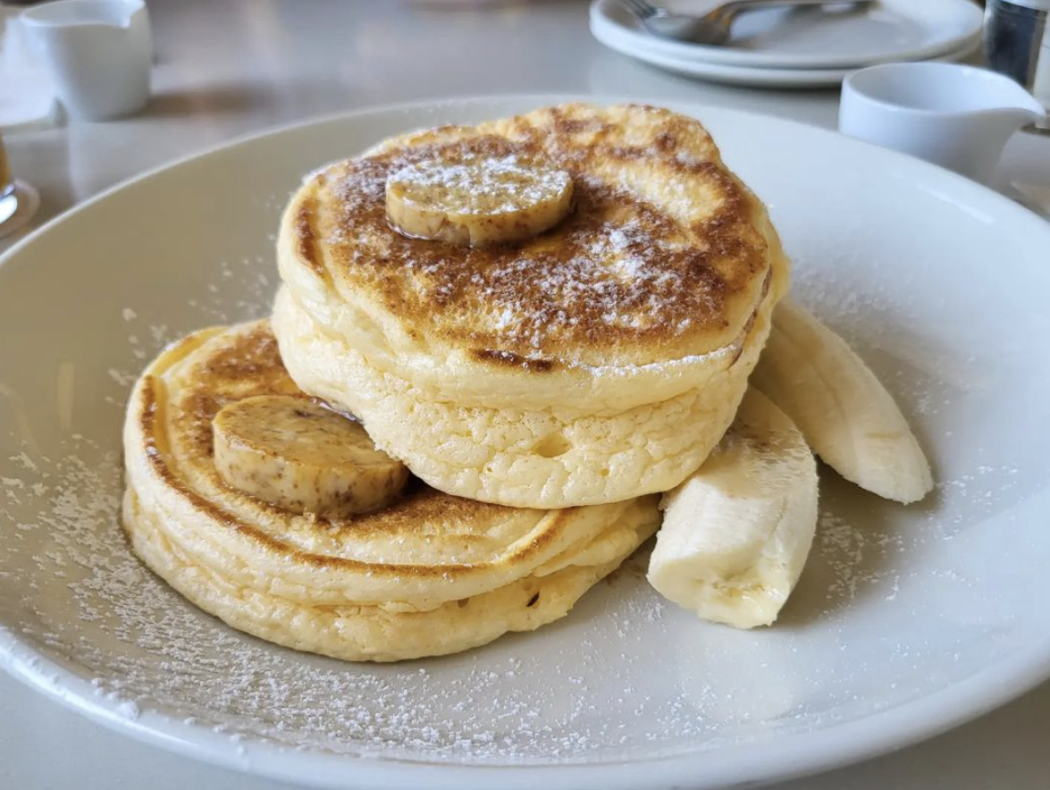 リコッタパンケーキ( フレッシュバナナ、ハニーコームバター)